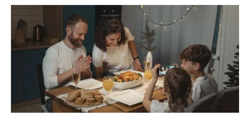 Cómo nos afecta una cena a altas horas de la noche  