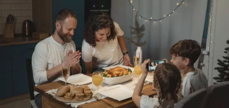 Cómo nos afecta una cena a altas horas de la noche  